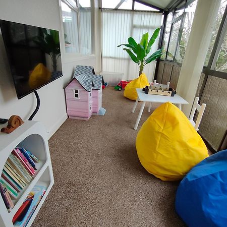 Retro 4 Bedroom Home, Warm And Welcoming, Quiet Location Porirua Eksteriør billede