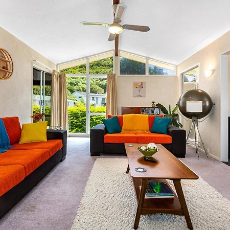 Retro 4 Bedroom Home, Warm And Welcoming, Quiet Location Porirua Eksteriør billede