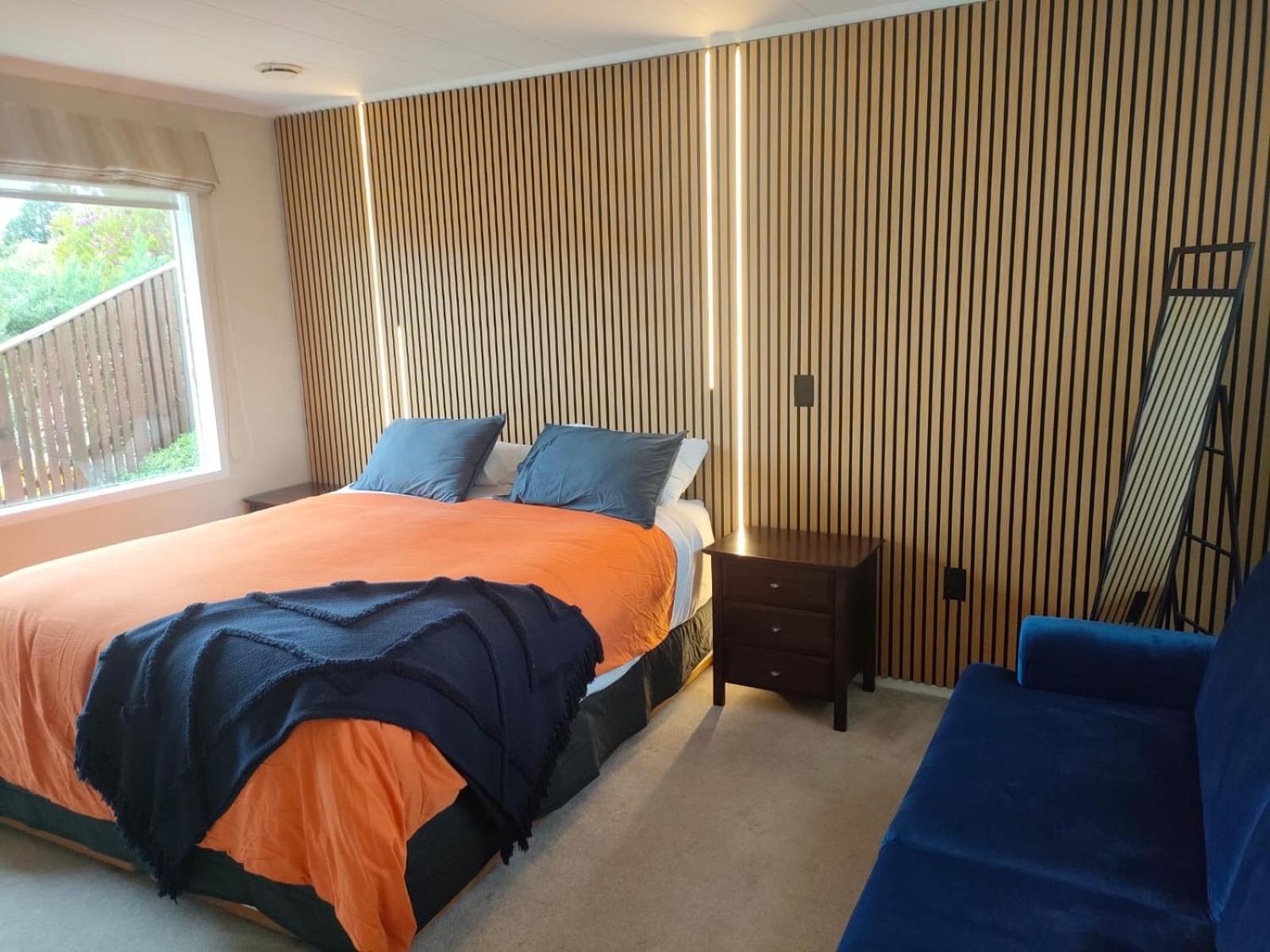 Retro 4 Bedroom Home, Warm And Welcoming, Quiet Location Porirua Eksteriør billede
