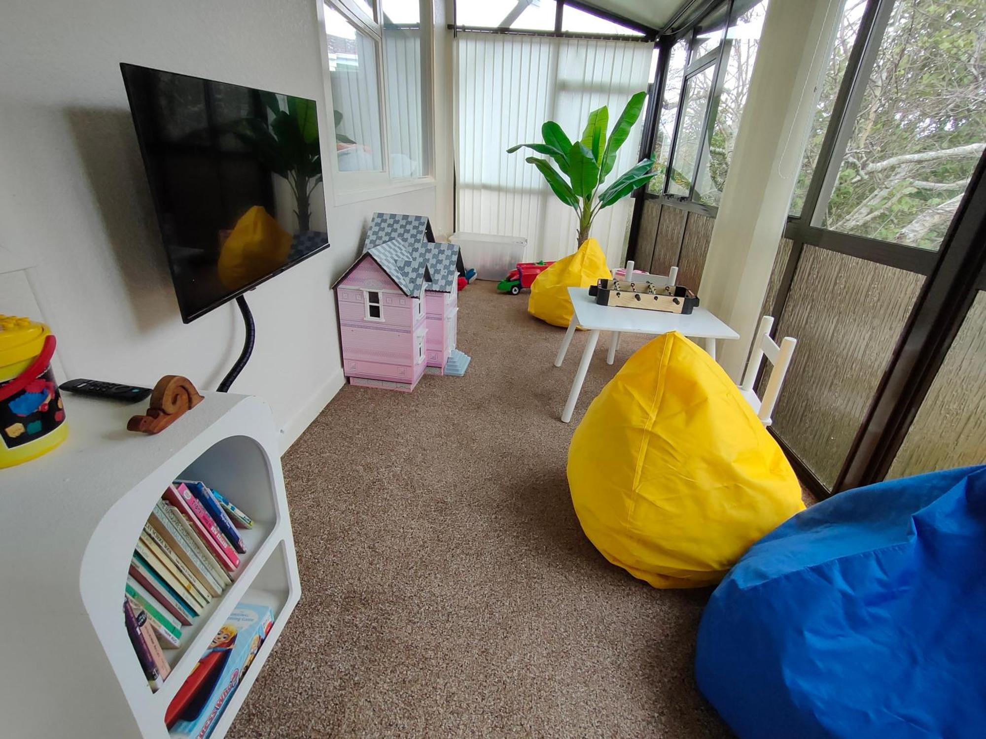 Retro 4 Bedroom Home, Warm And Welcoming, Quiet Location Porirua Eksteriør billede