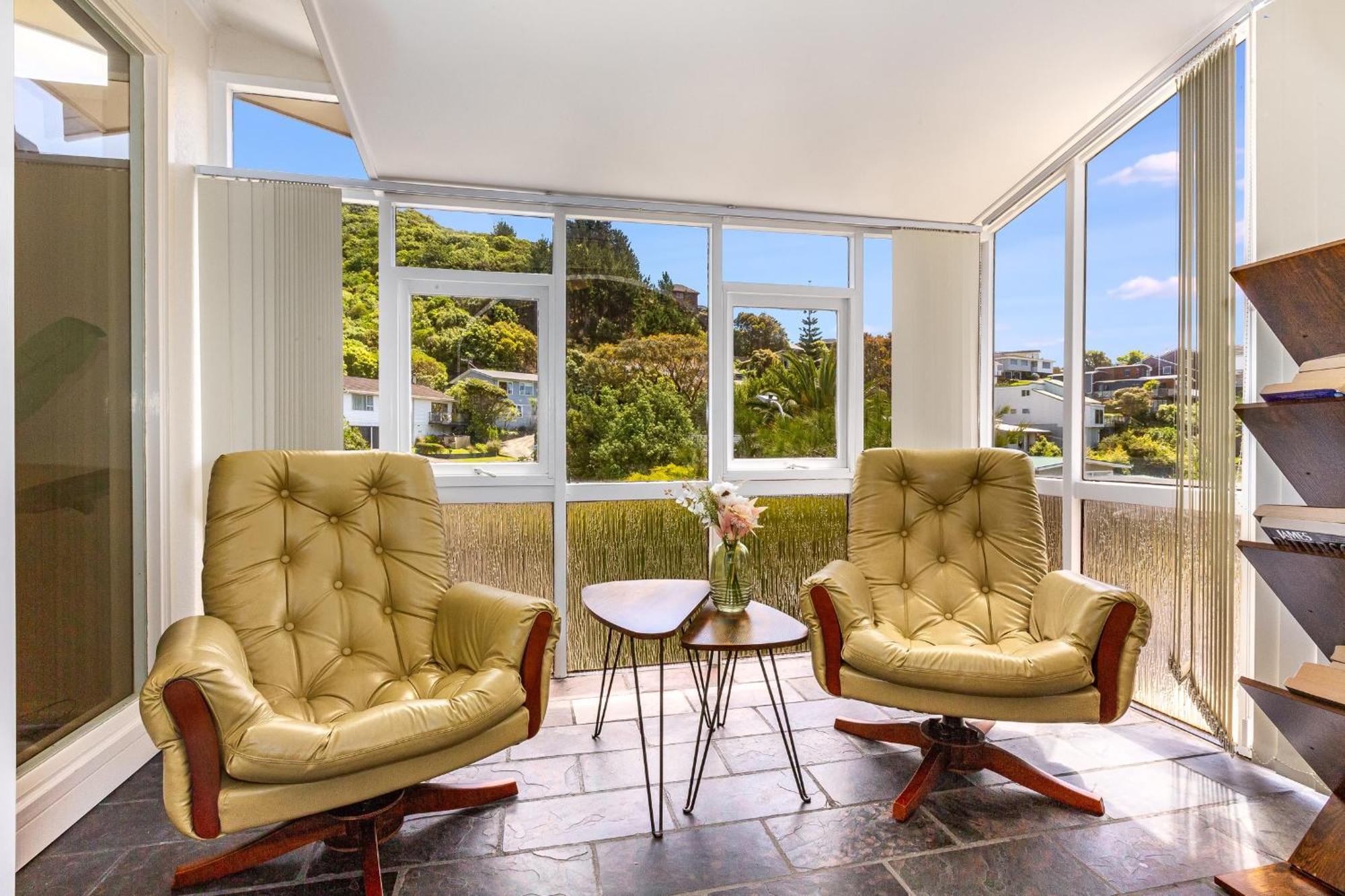 Retro 4 Bedroom Home, Warm And Welcoming, Quiet Location Porirua Eksteriør billede
