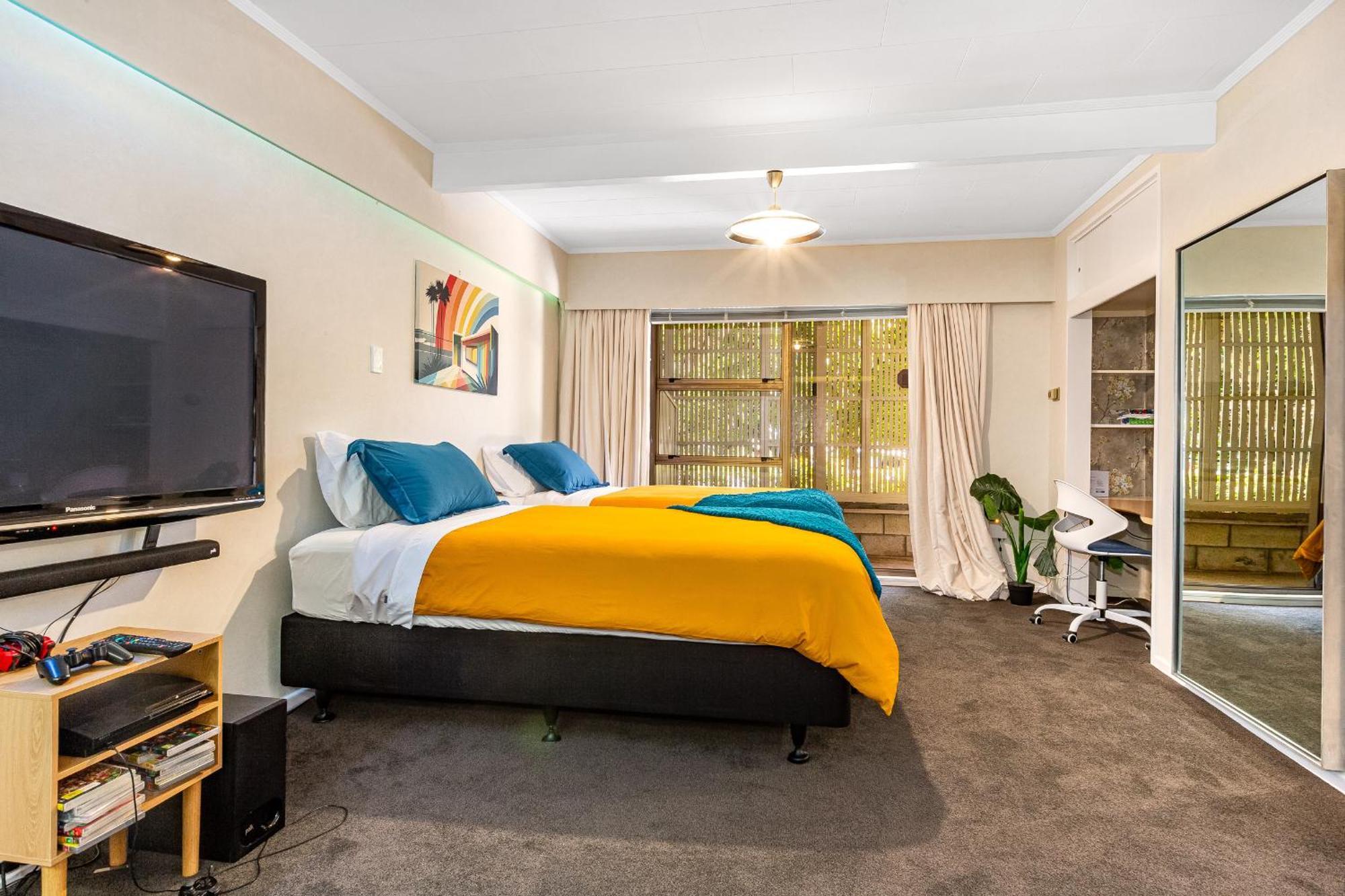 Retro 4 Bedroom Home, Warm And Welcoming, Quiet Location Porirua Eksteriør billede
