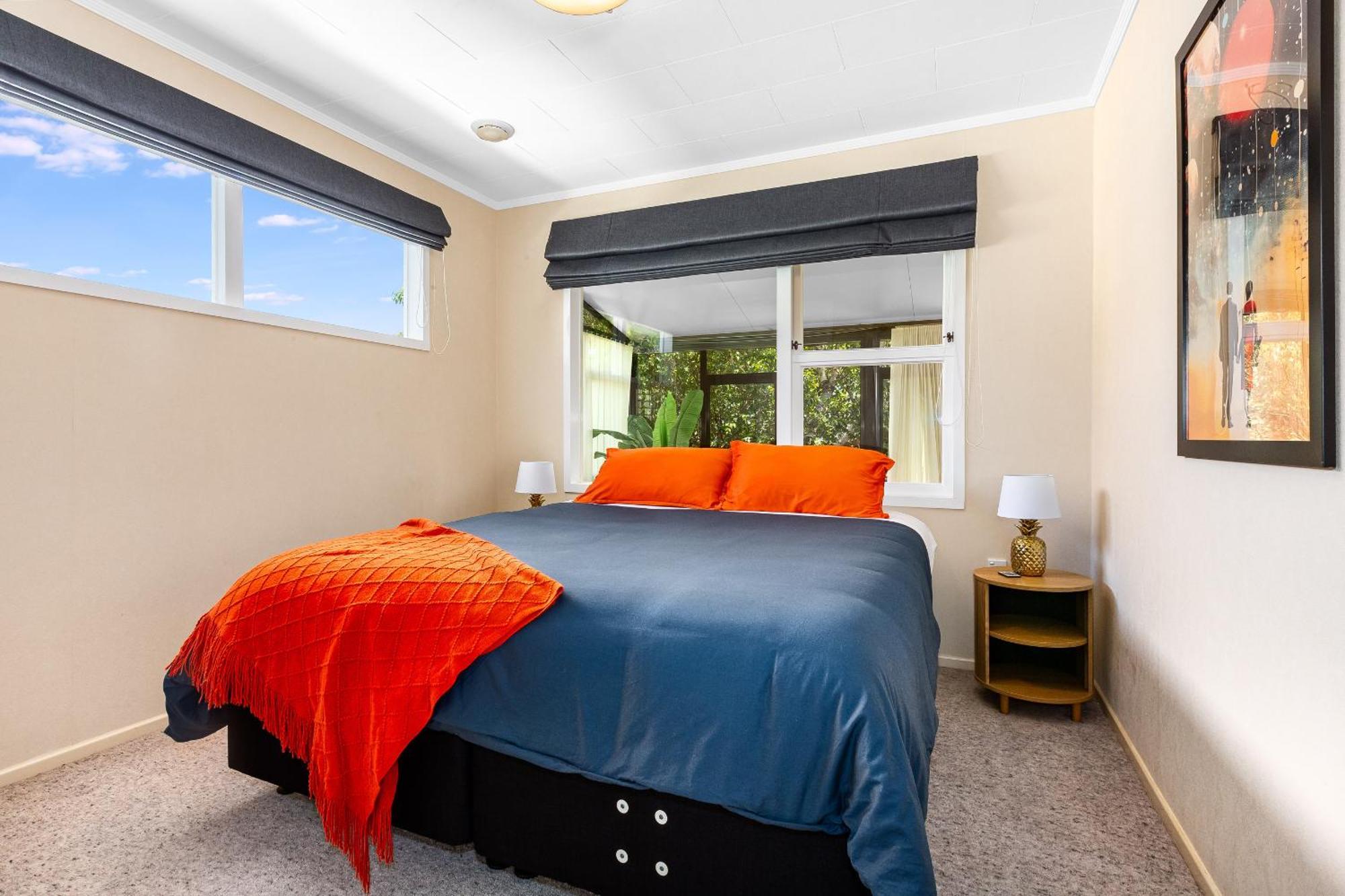 Retro 4 Bedroom Home, Warm And Welcoming, Quiet Location Porirua Eksteriør billede