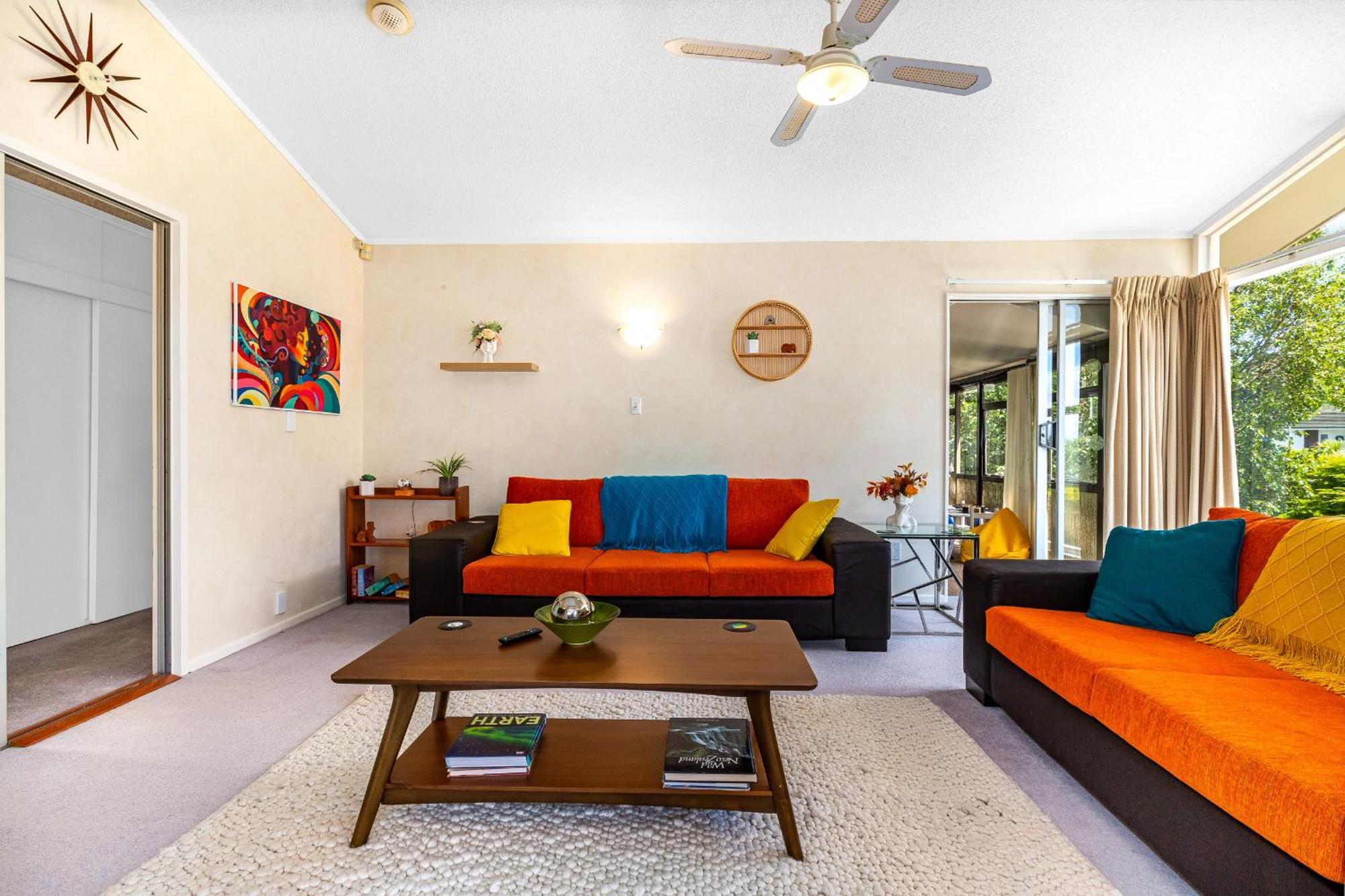 Retro 4 Bedroom Home, Warm And Welcoming, Quiet Location Porirua Eksteriør billede
