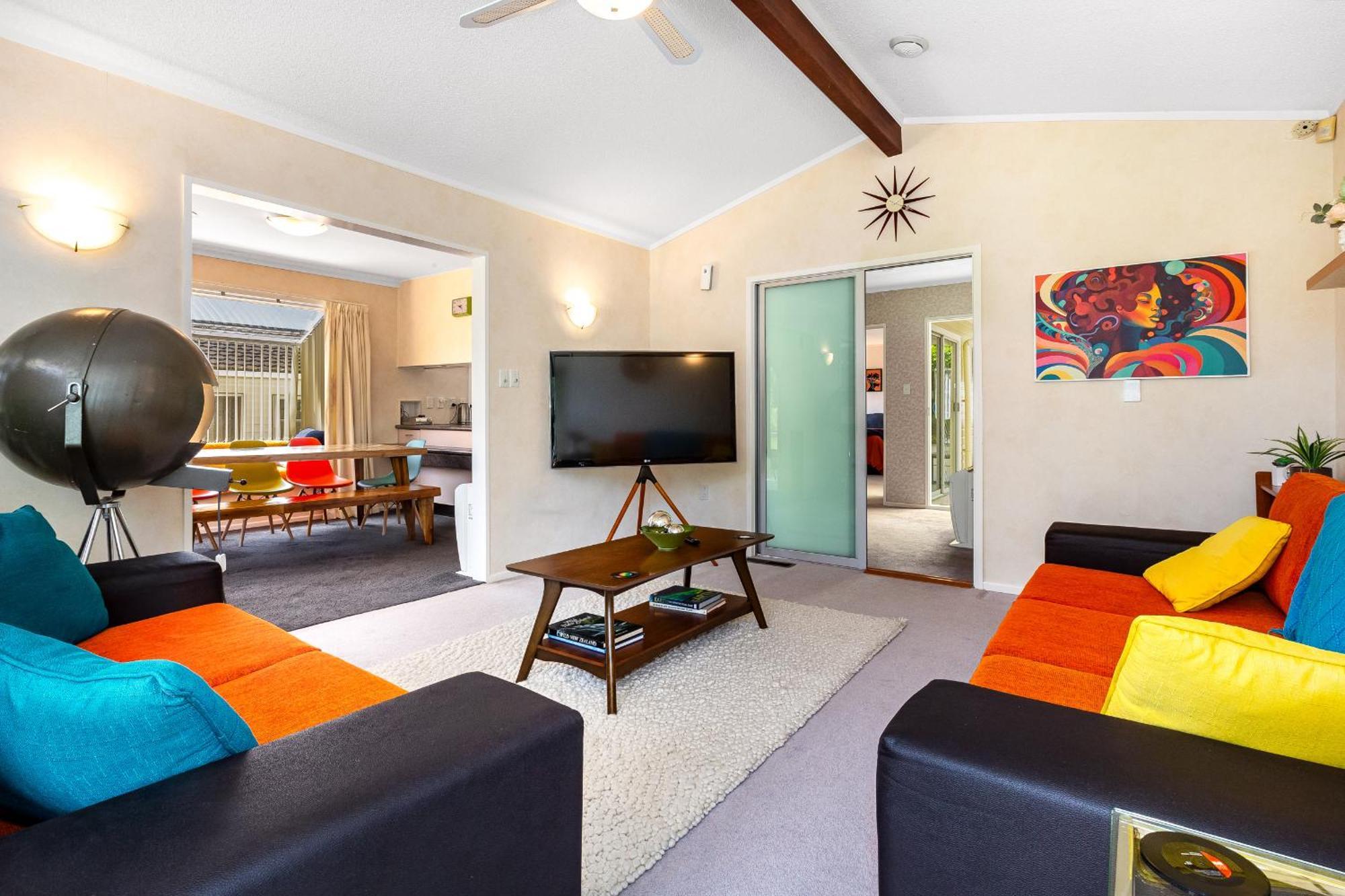 Retro 4 Bedroom Home, Warm And Welcoming, Quiet Location Porirua Eksteriør billede