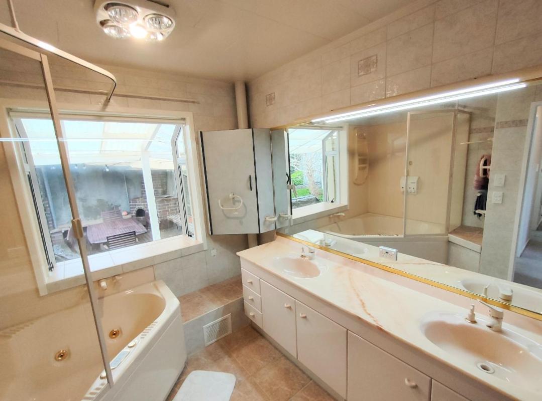 Retro 4 Bedroom Home, Warm And Welcoming, Quiet Location Porirua Eksteriør billede