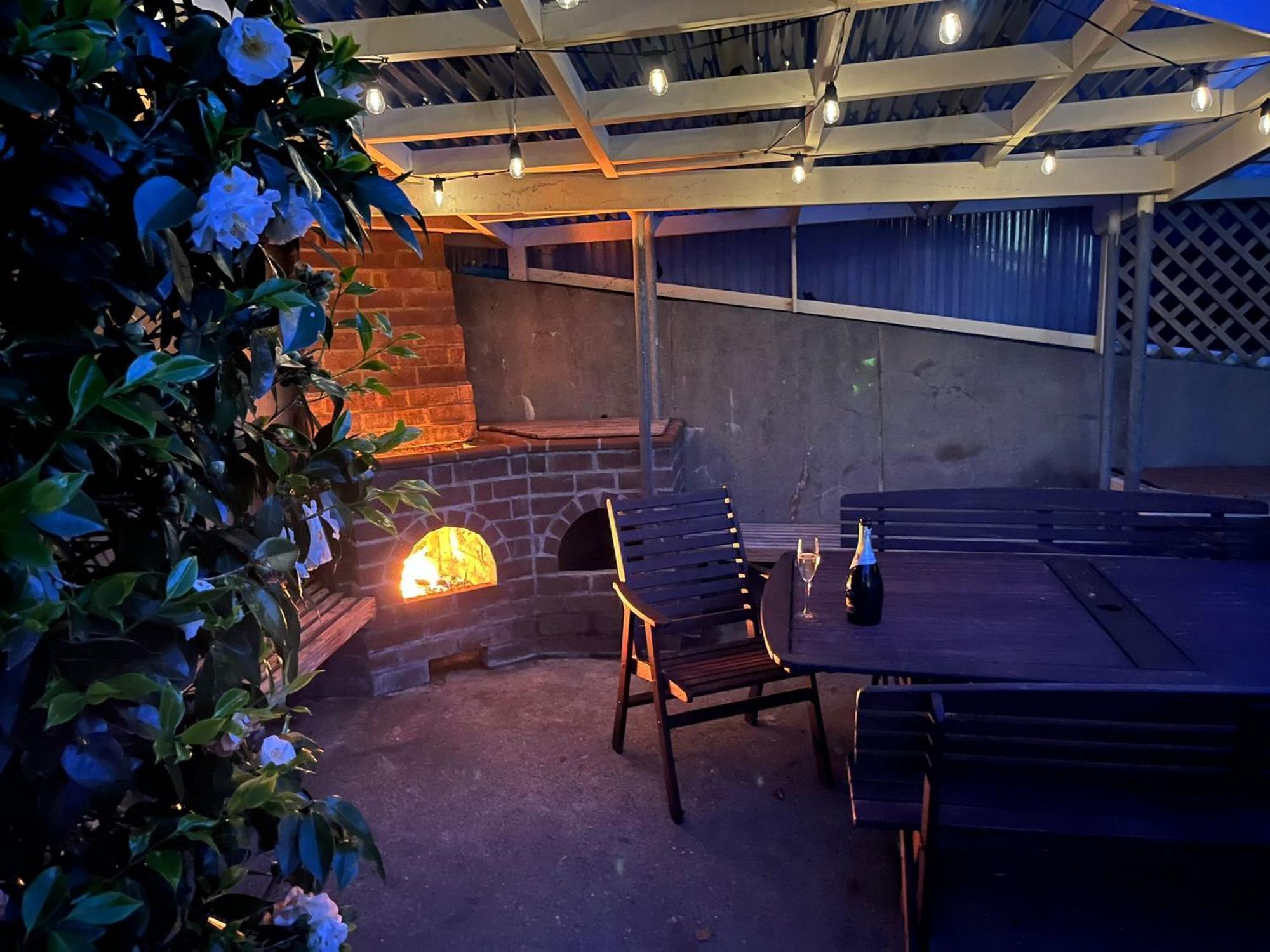 Retro 4 Bedroom Home, Warm And Welcoming, Quiet Location Porirua Eksteriør billede