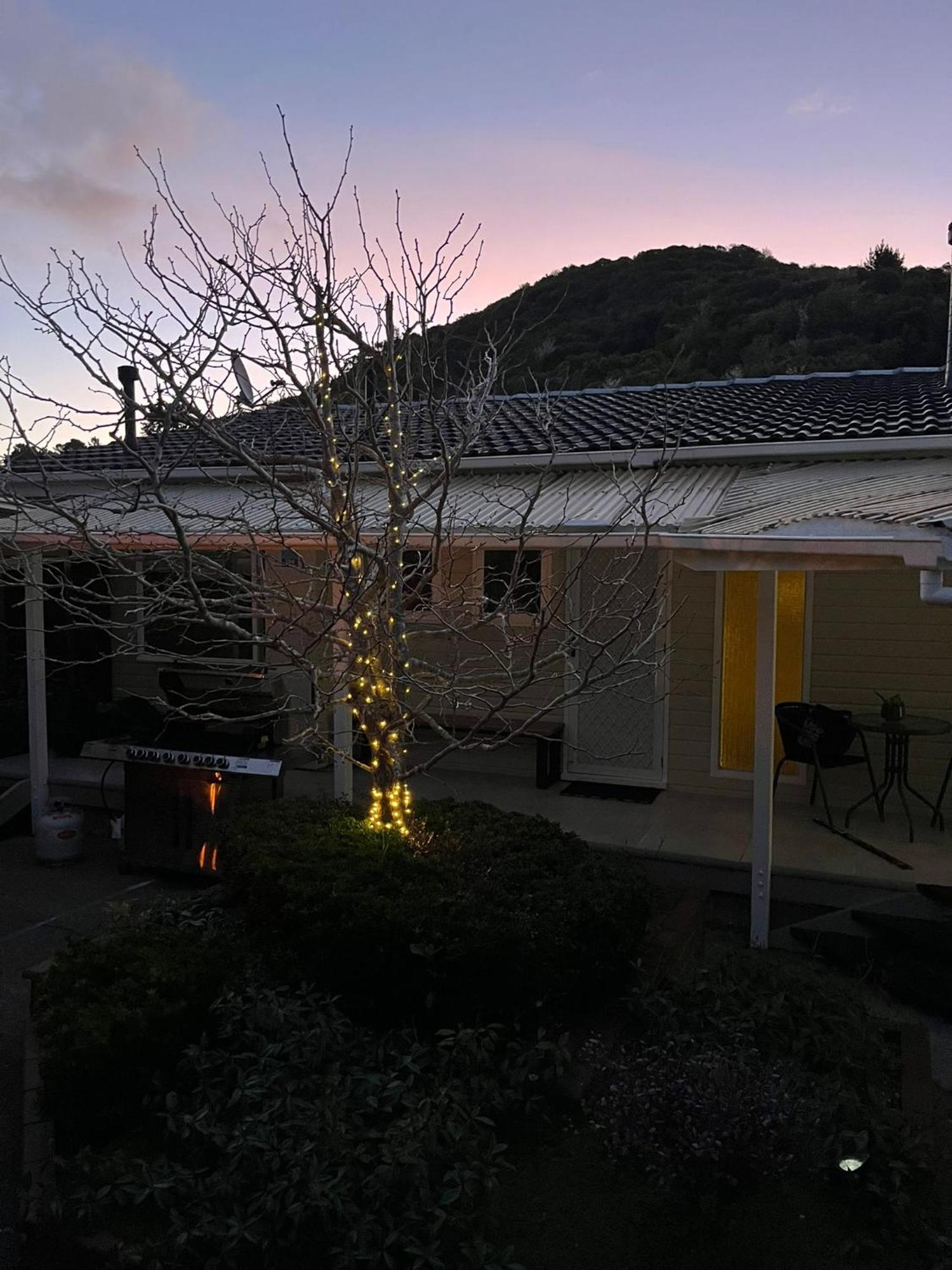 Retro 4 Bedroom Home, Warm And Welcoming, Quiet Location Porirua Eksteriør billede