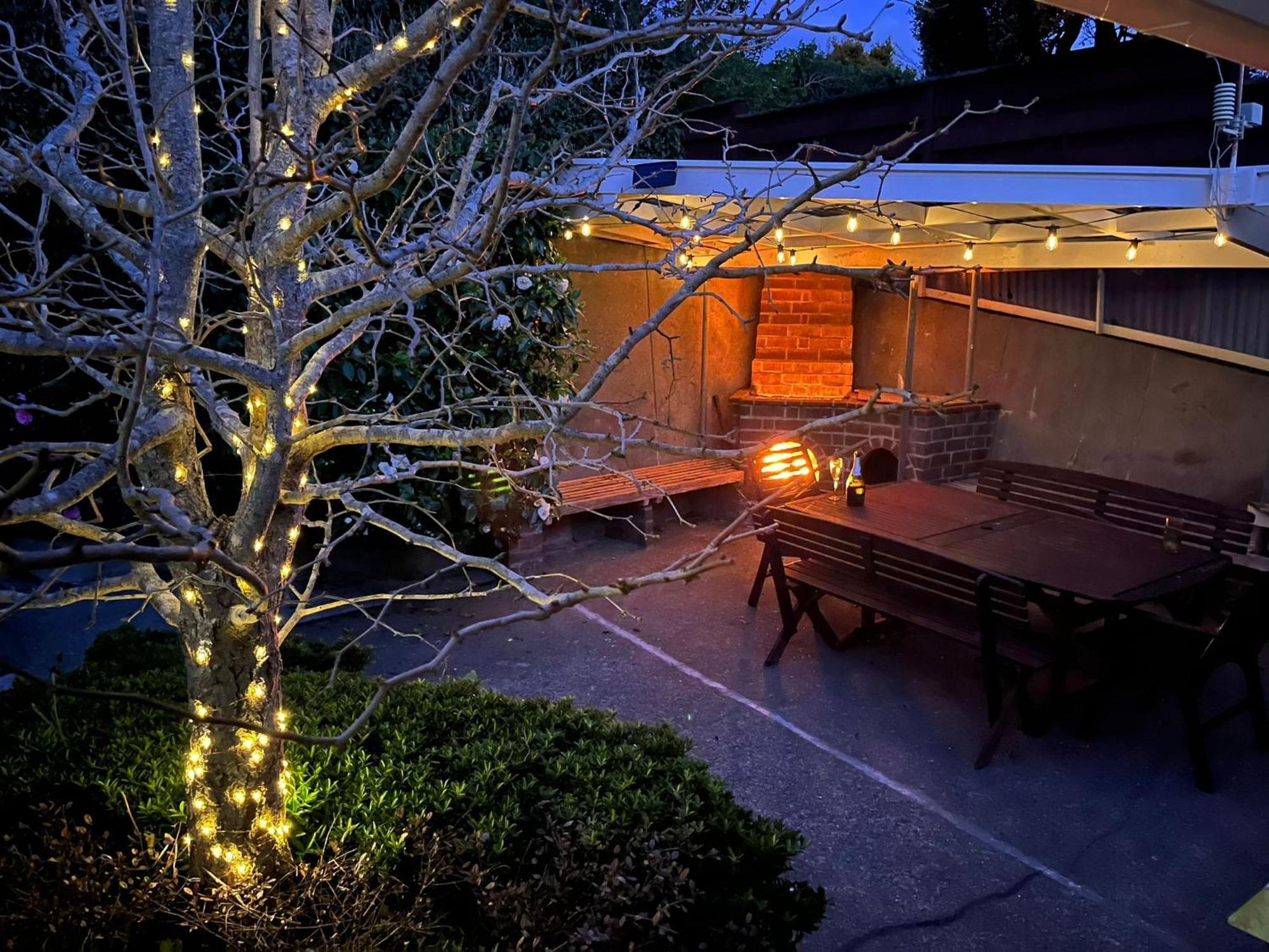 Retro 4 Bedroom Home, Warm And Welcoming, Quiet Location Porirua Eksteriør billede